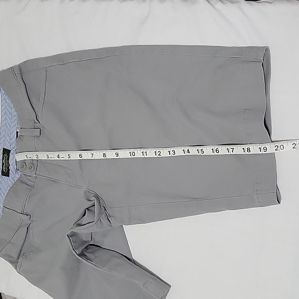Eddie Bauer Bermuda Style Shorts Women's Size 6 Grey Two Button and Zip Closure - Picture 9 of 10